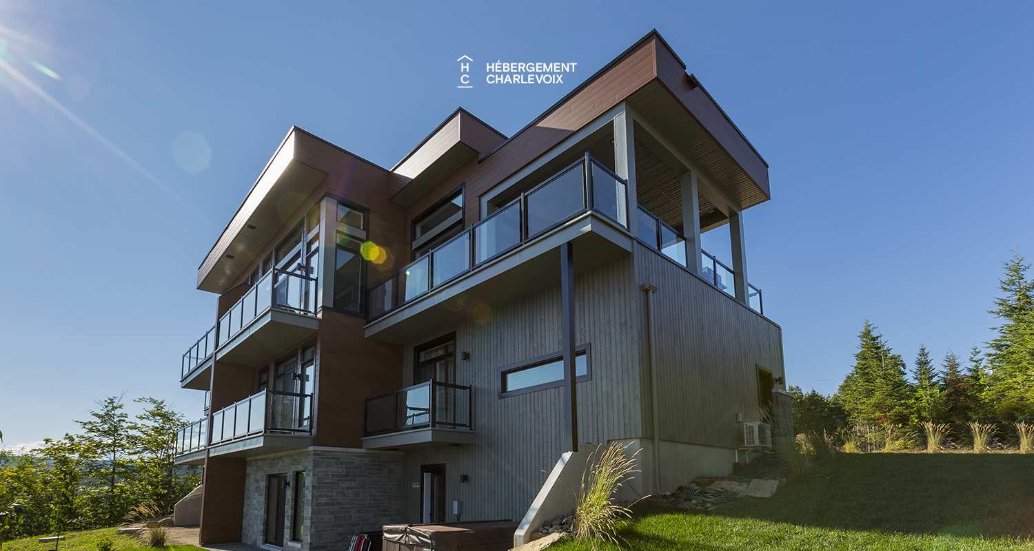 BRI-43 - Une vue panoramique sur fleuve et montagnes