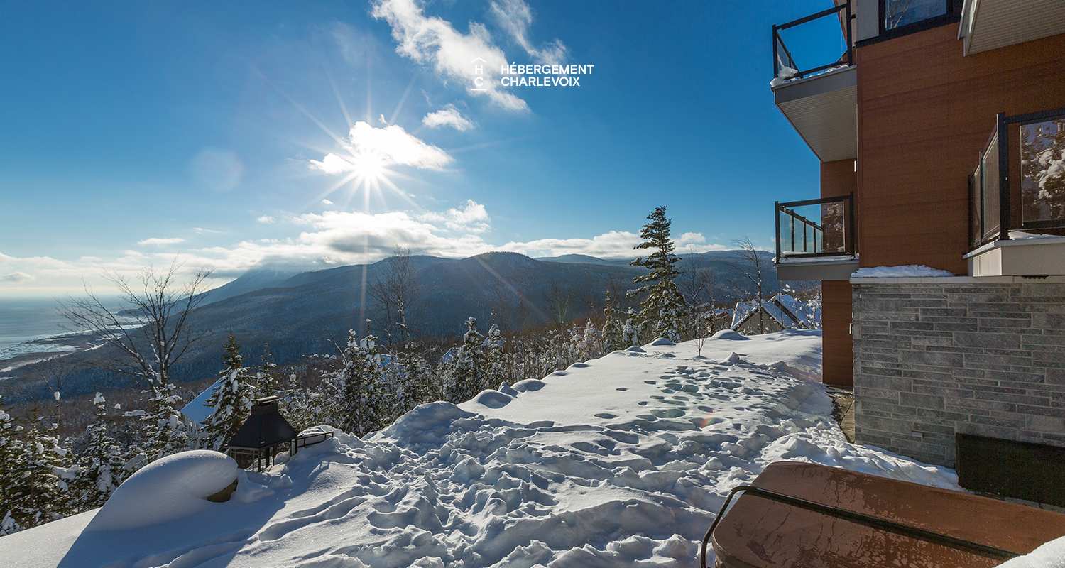 BRI-43 - Une vue panoramique sur fleuve et montagnes