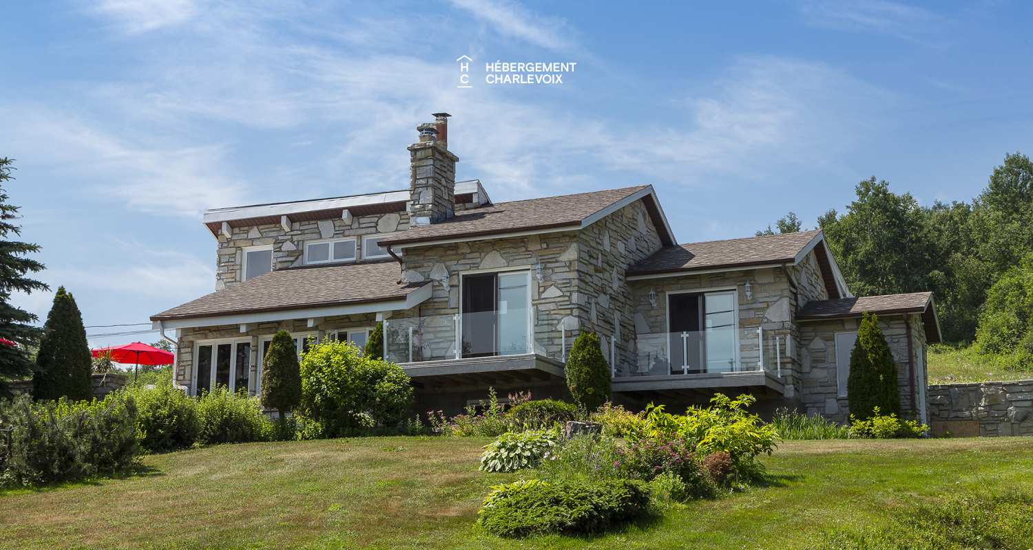 ANT-197-1 - Book for 2 families, while respecting sanitary measures, since this residence is designed to convert into two separate units.