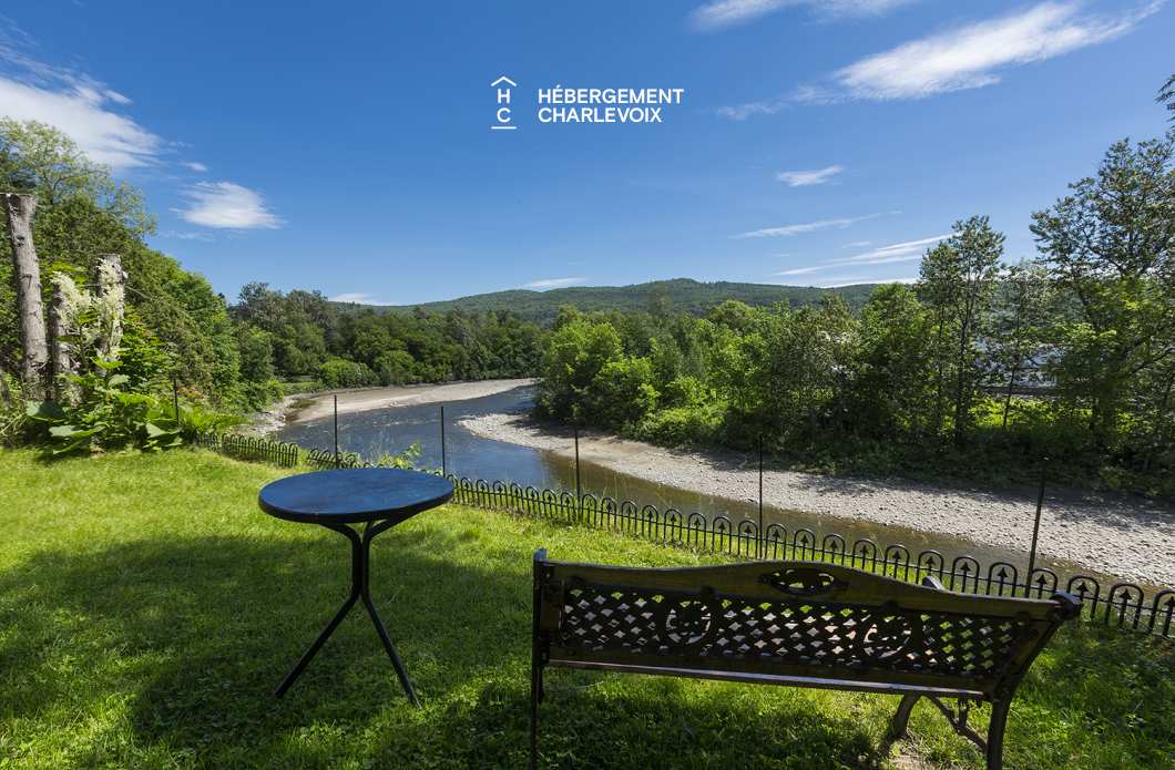 LOGE-30 - Espace sur pilotis offrant vue sur une rivière