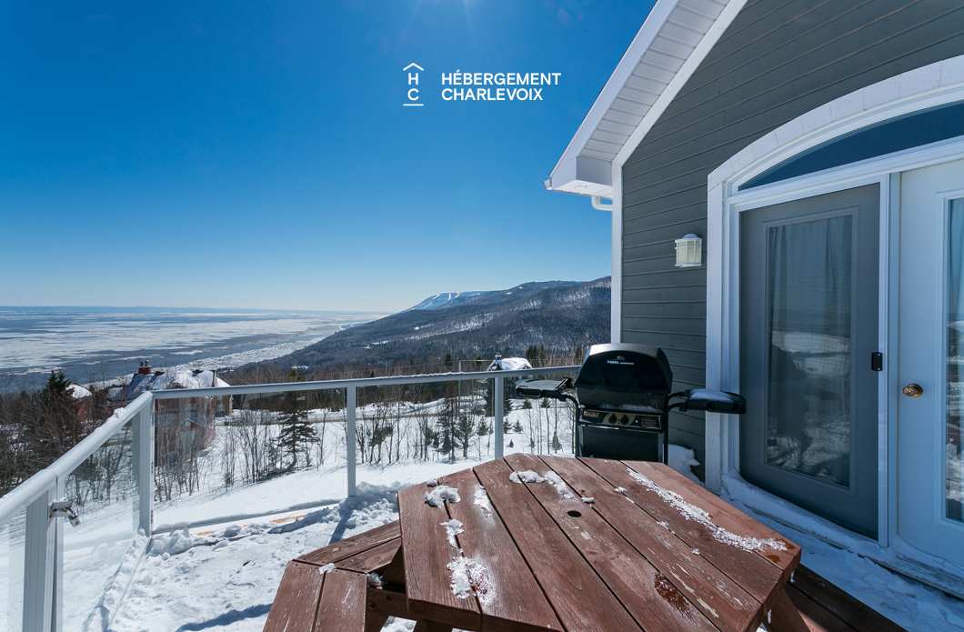 ANC-25-2 - Se hissant majestueusement entre le fleuve et les montagnes!