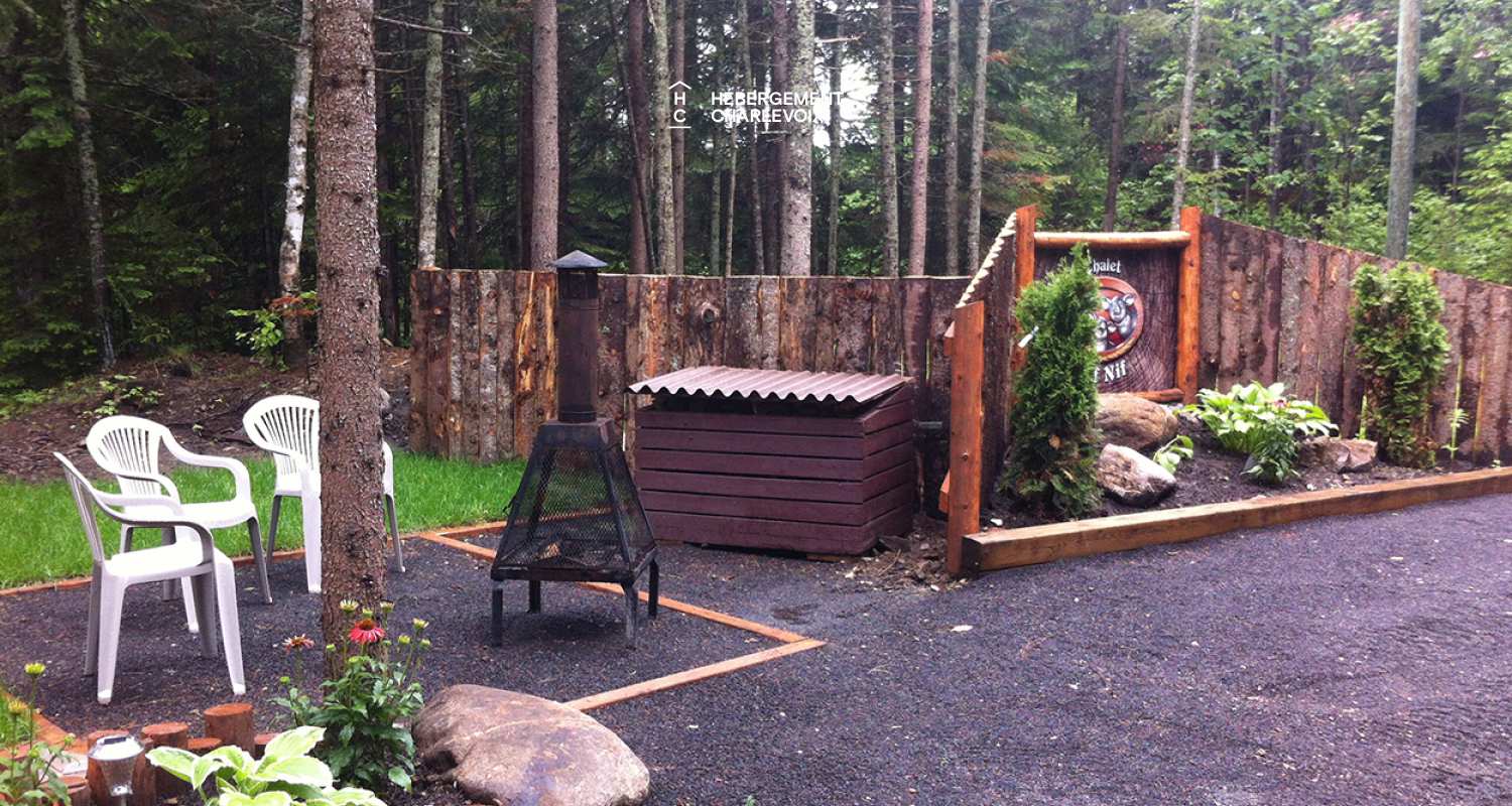 NIF-256 - Cottage on the edge of a lake with trail, waterfall and pond